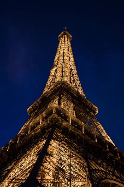 la tour eiffel éclairée de nuit vue d'en bas