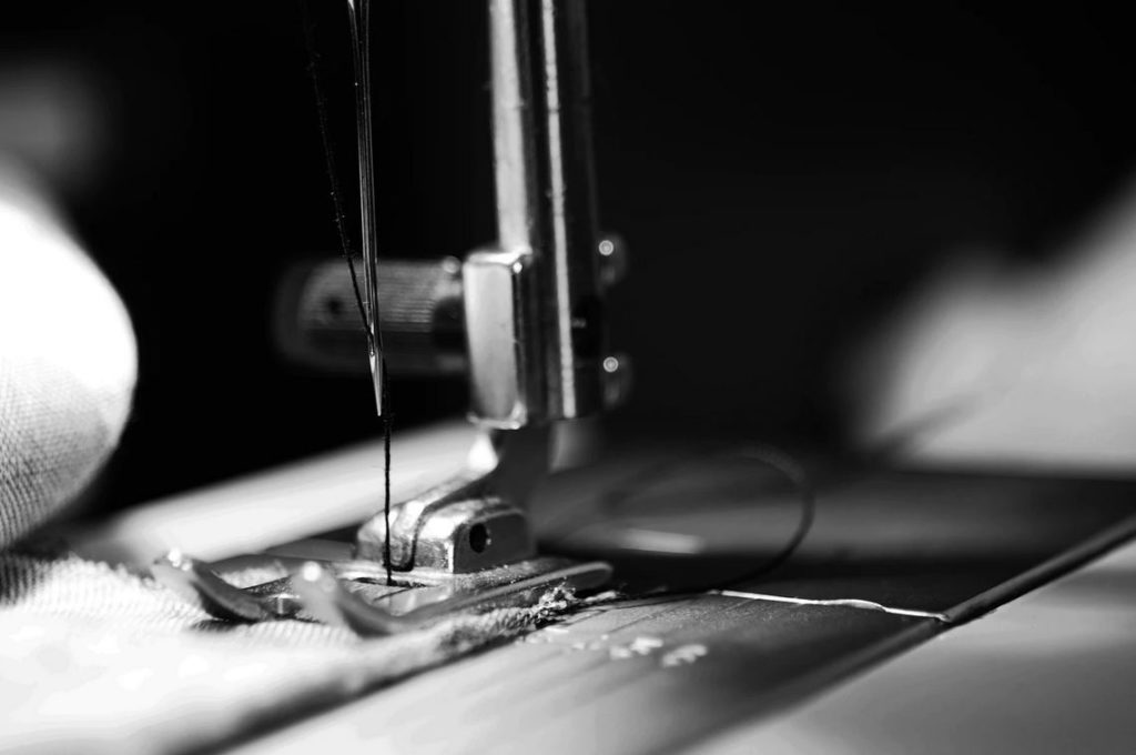 photo d'une machine à coudre avec un fil en action en noir et blanc